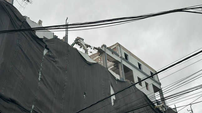 Cận cảnh phá dỡ chung cư mini 9 tầng xây dựng sai phép ở Hà Nội - Ảnh 15.