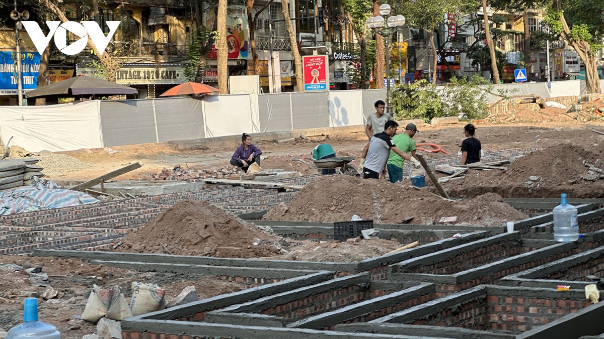 Cận cảnh loạt vườn hoa, vườn dạo ở Hà Nội đang được cải tạo, chỉnh trang - Ảnh 4.