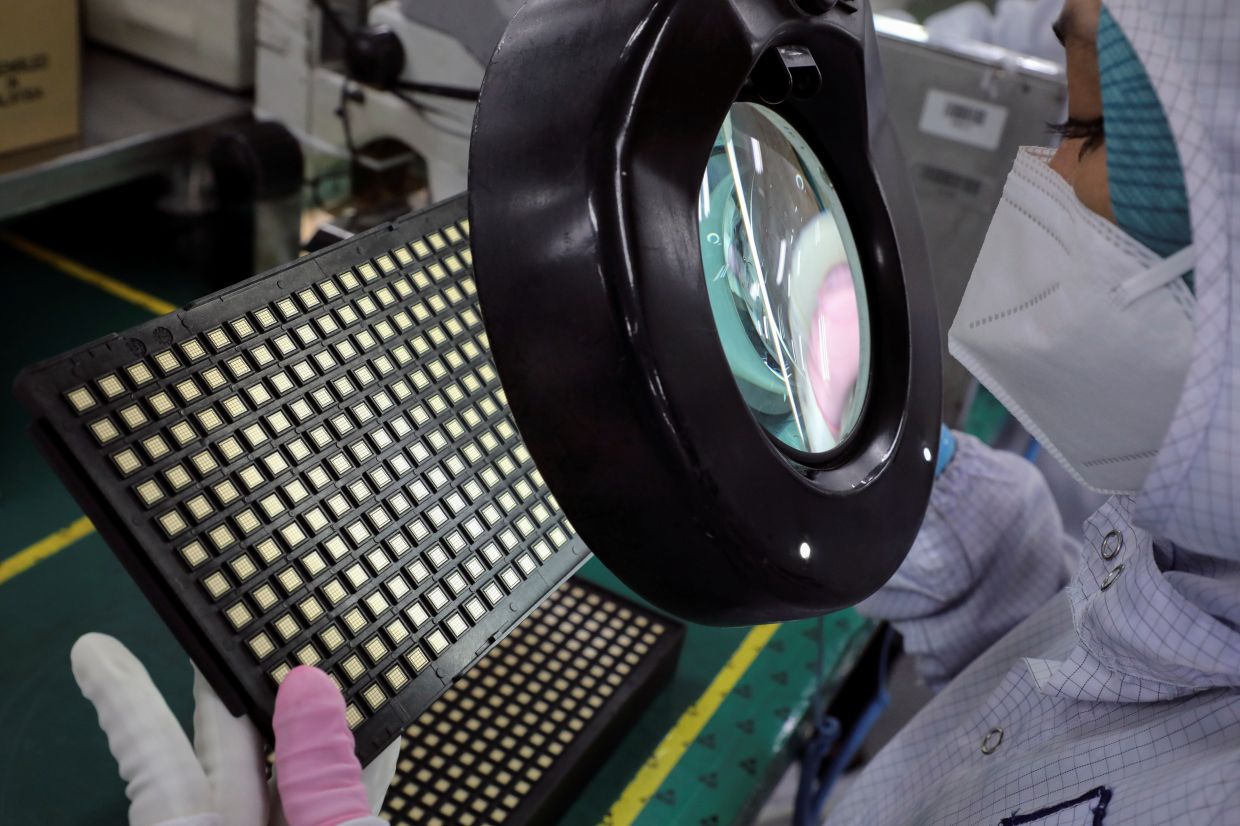 Các công ty Trung Quốc đổ xô tới Malaysia để lắp ráp chip cao cấp - Ảnh 1.