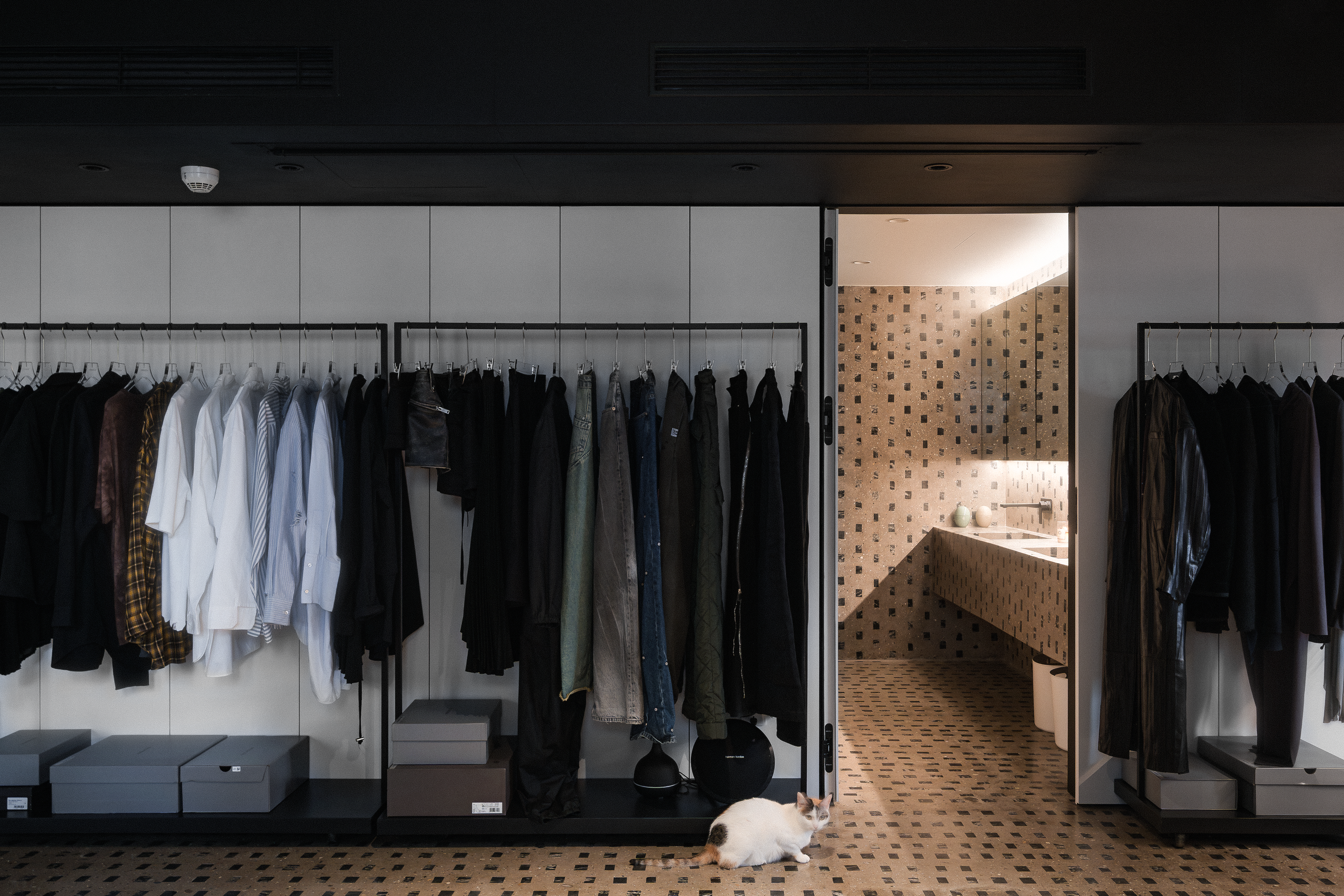 Giám đốc 9x biến căn hộ 110m2 thành studio thơi trang cao cấp với phòng ngủ chỉ 4m2: Mạo hiểm để tạo ra căn nhà "không giống bất kỳ ai" - Ảnh 2.