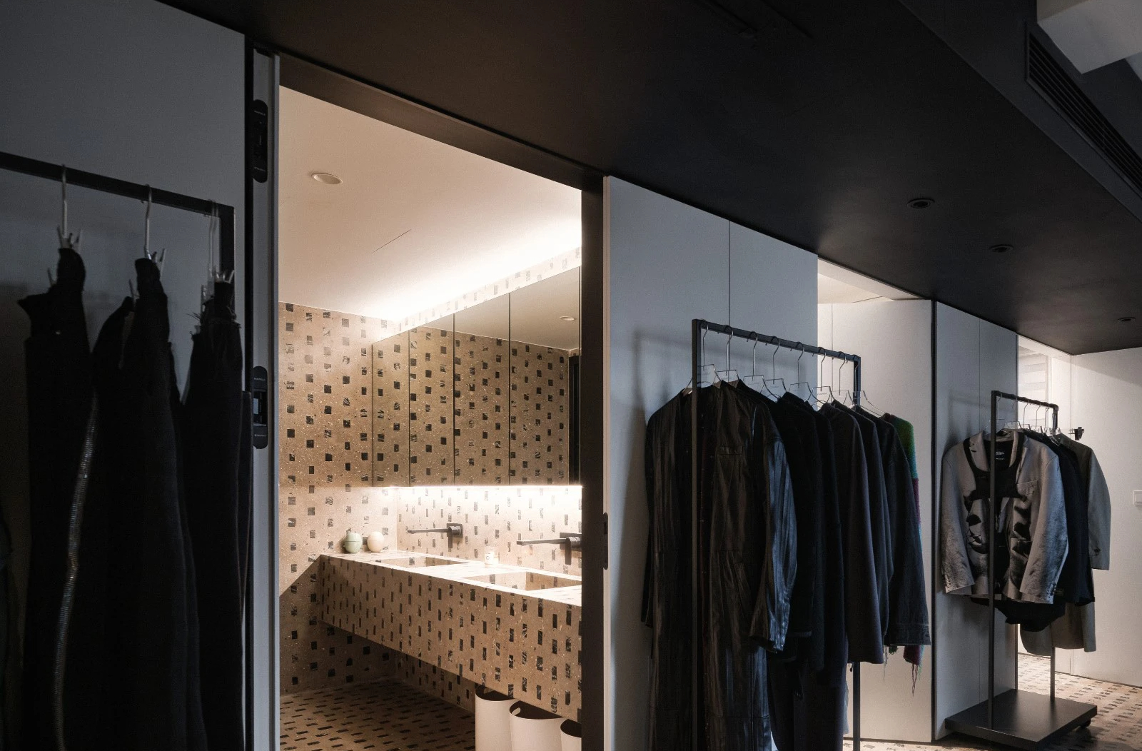 Giám đốc 9x biến căn hộ 110m2 thành studio thơi trang cao cấp với phòng ngủ chỉ 4m2: Mạo hiểm để tạo ra căn nhà "không giống bất kỳ ai" - Ảnh 8.