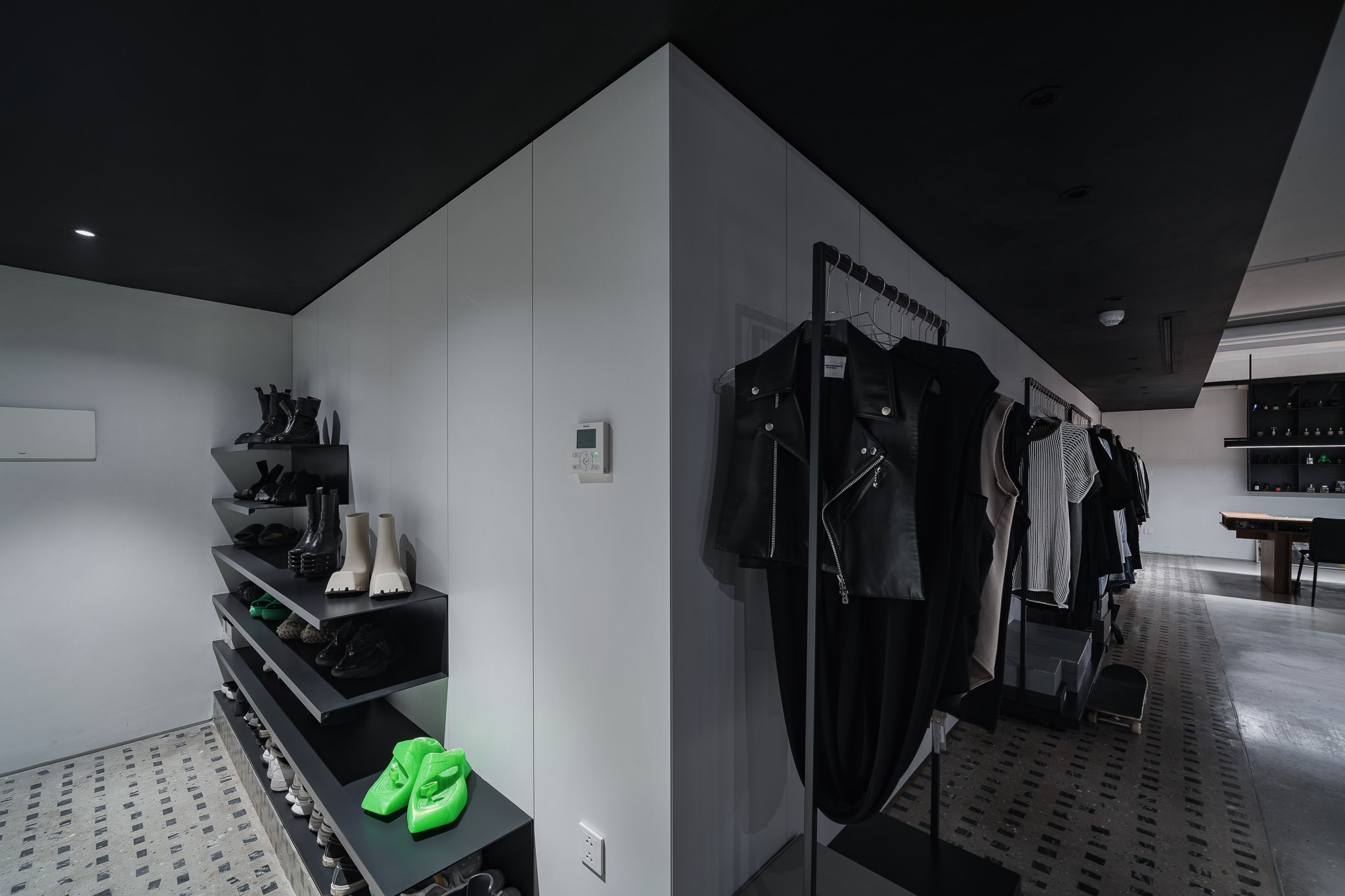 Giám đốc 9x biến căn hộ 110m2 thành studio thơi trang cao cấp với phòng ngủ chỉ 4m2: Mạo hiểm để tạo ra căn nhà "không giống bất kỳ ai" - Ảnh 5.