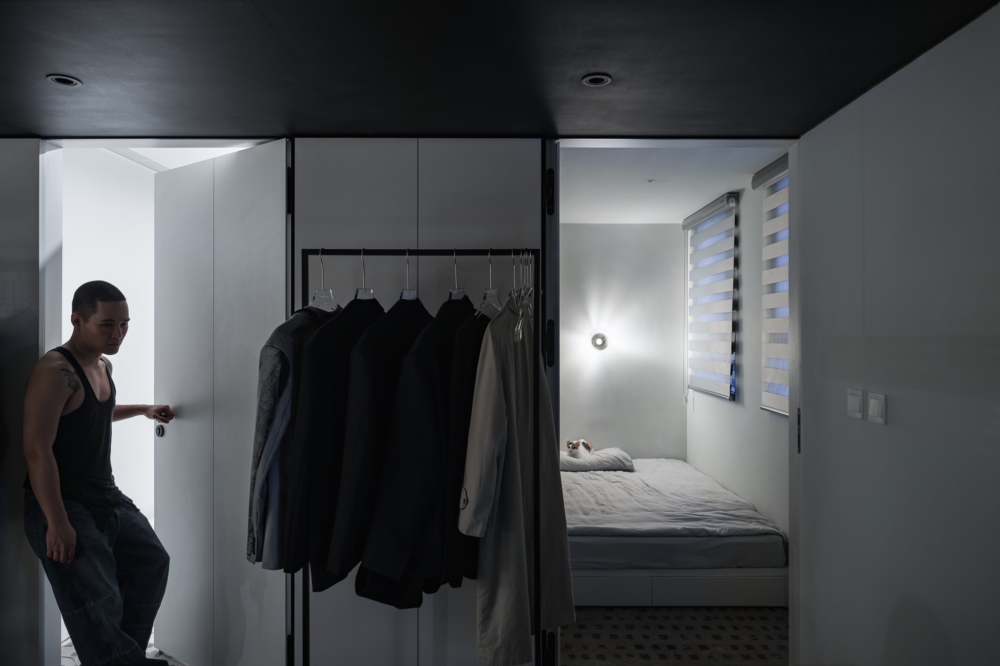 Giám đốc 9x biến căn hộ 110m2 thành studio thơi trang cao cấp với phòng ngủ chỉ 4m2: Mạo hiểm để tạo ra căn nhà "không giống bất kỳ ai" - Ảnh 11.
