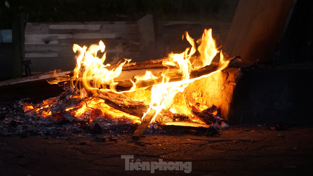 Người Hà Nội đốt lửa, nướng khoai, uống trà nóng... để xua đi cái lạnh giá giữa đêm đông - Ảnh 2.