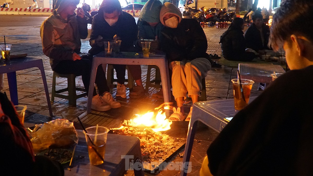 Người Hà Nội đốt lửa, nướng khoai, uống trà nóng... để xua đi cái lạnh giá giữa đêm đông - Ảnh 7.