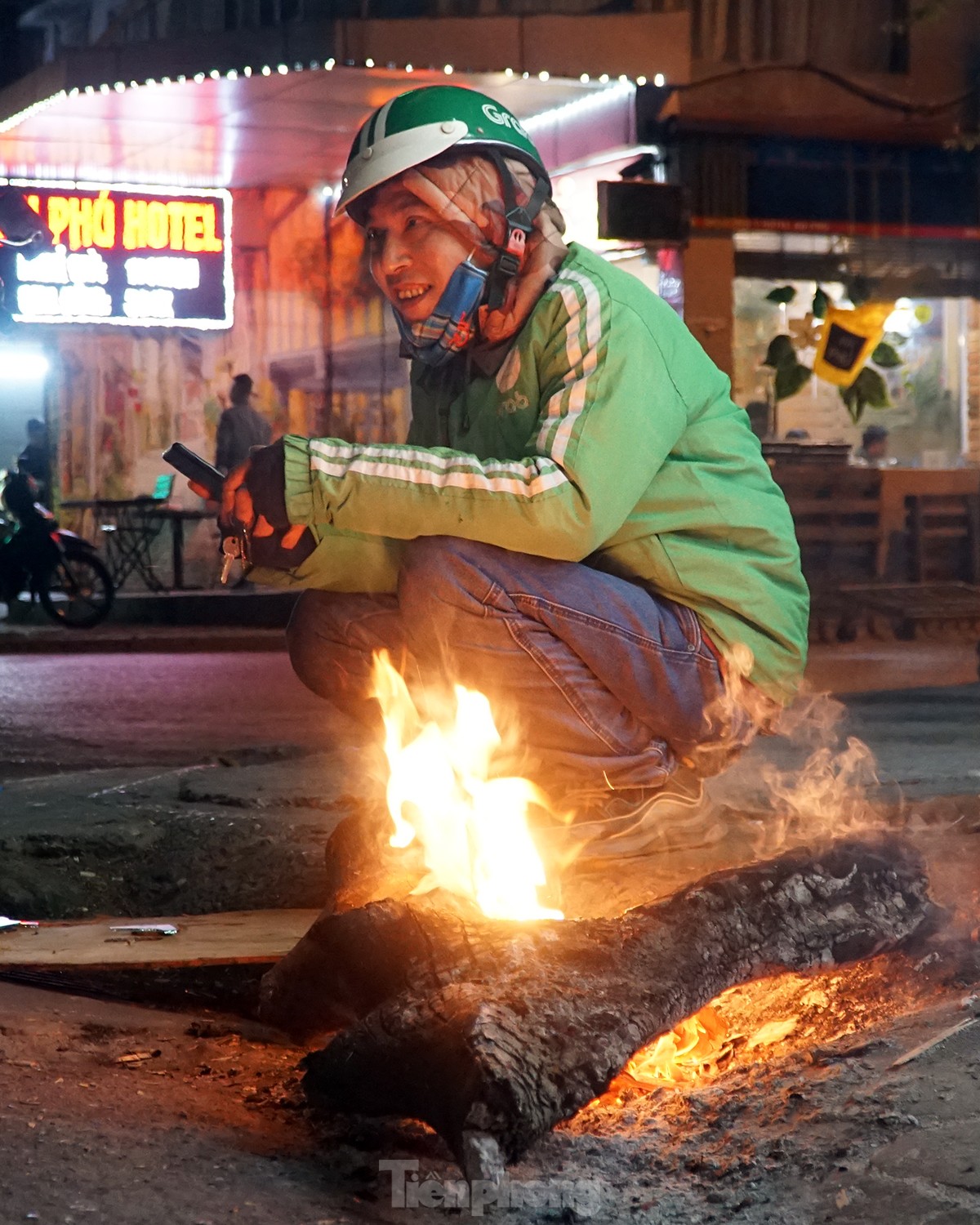 Người Hà Nội đốt lửa, nướng khoai, uống trà nóng... để xua đi cái lạnh giá giữa đêm đông - Ảnh 5.