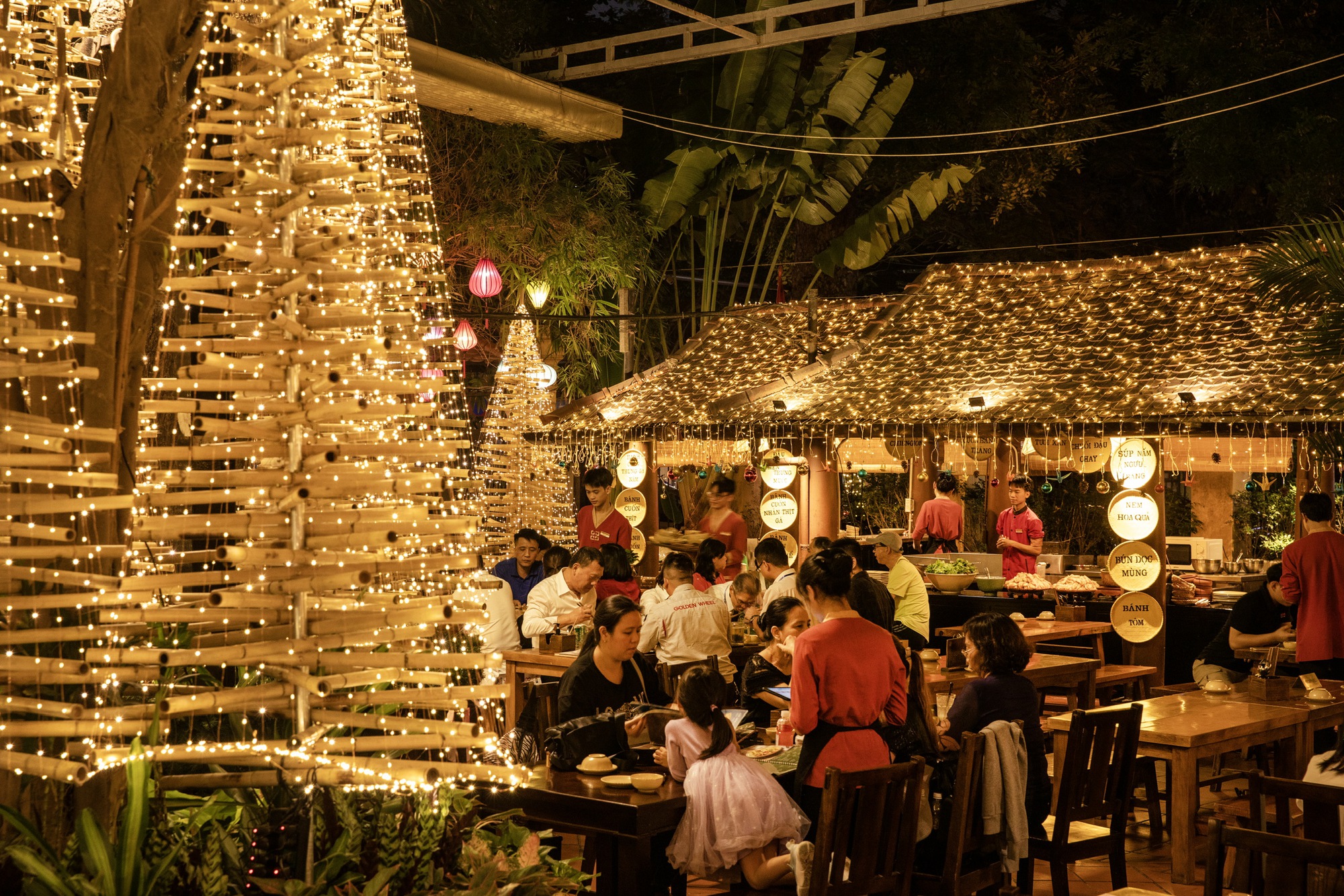 Rừng thông Noel bằng tre "đậm màu đất Việt" giữa lòng Hà Nội trở thành điểm check-in mới cho giới trẻ thủ đô - Ảnh 1.