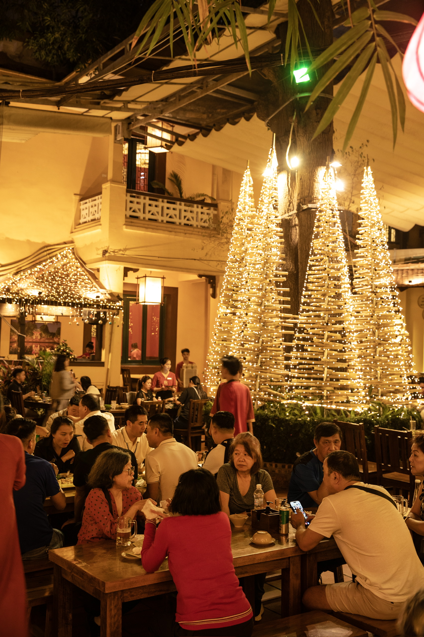 Rừng thông Noel bằng tre "đậm màu đất Việt" giữa lòng Hà Nội trở thành điểm check-in mới cho giới trẻ thủ đô - Ảnh 2.