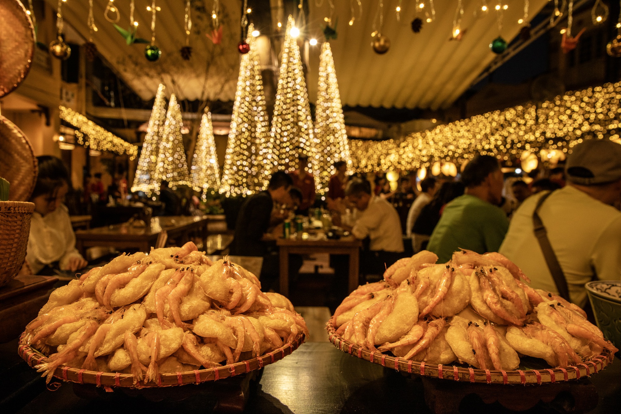 Rừng thông Noel bằng tre "đậm màu đất Việt" giữa lòng Hà Nội trở thành điểm check-in mới cho giới trẻ thủ đô - Ảnh 3.