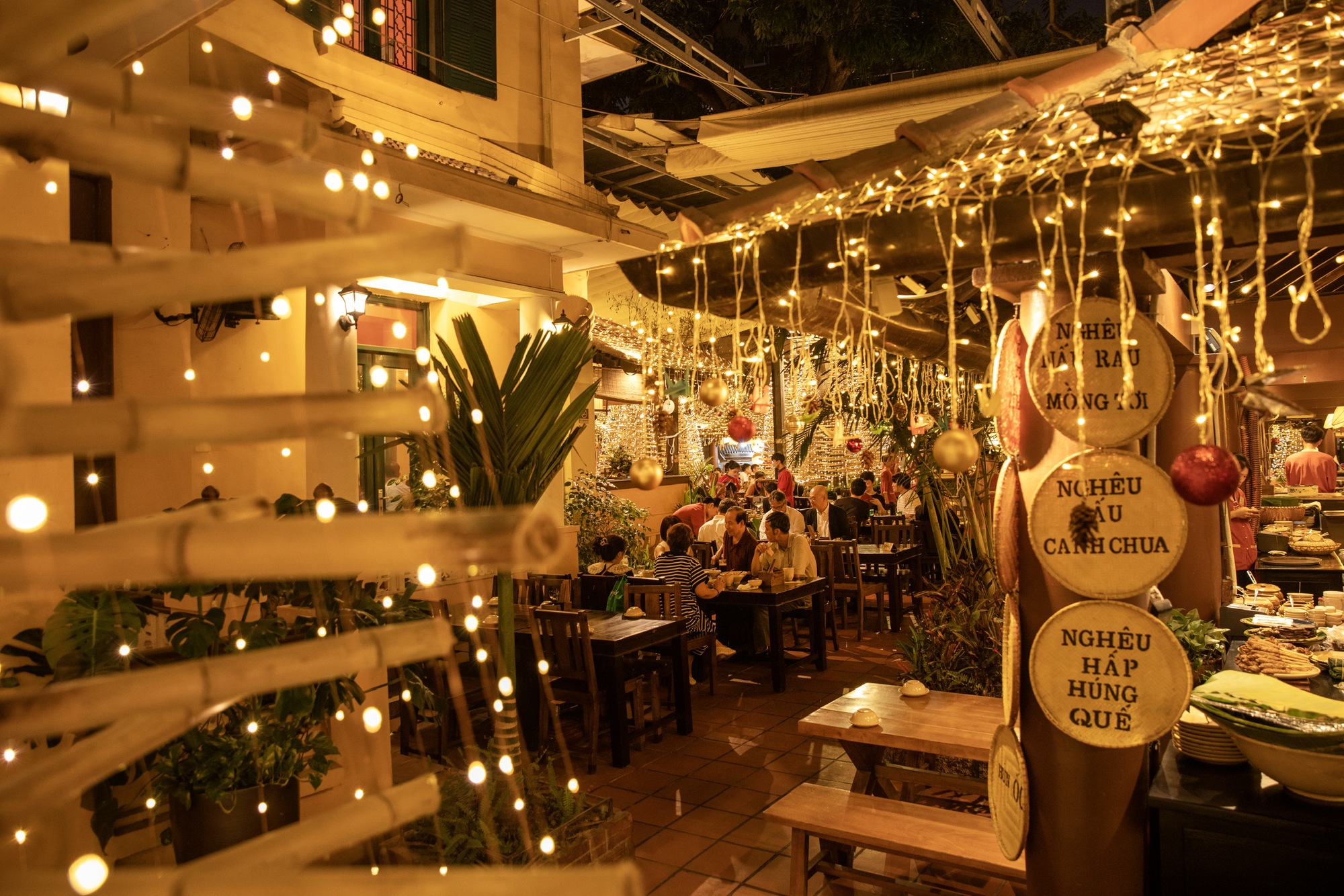 Rừng thông Noel bằng tre "đậm màu đất Việt" giữa lòng Hà Nội trở thành điểm check-in mới cho giới trẻ thủ đô - Ảnh 4.