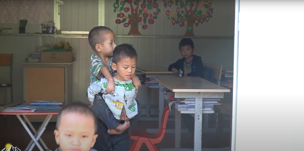 Ảnh hiếm ở vùng cao Hà Giang: Cậu bé 7 tuổi 3 năm cõng bạn tới trường, biết hoàn cảnh lại càng thương - Ảnh 1.