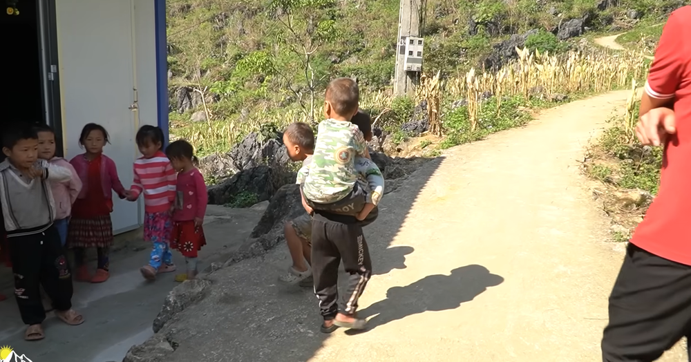 Ảnh hiếm ở vùng cao Hà Giang: Cậu bé 7 tuổi 3 năm cõng bạn tới trường, biết hoàn cảnh lại càng thương - Ảnh 2.