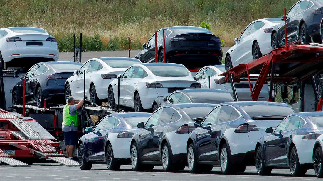 Elon Musk chấp nhận triệu hồi gần 2 triệu xe Tesla ở Mỹ: Trong cái rủi vẫn còn cái may? - Ảnh 1.