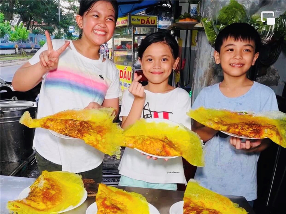 Quán bánh xèo hot nhất Sài Gòn lúc này: Bé gái 11 tuổi đã làm &quot;bếp trưởng&quot;, nghỉ học nuôi 2 em nhỏ mồ côi - Ảnh 6.