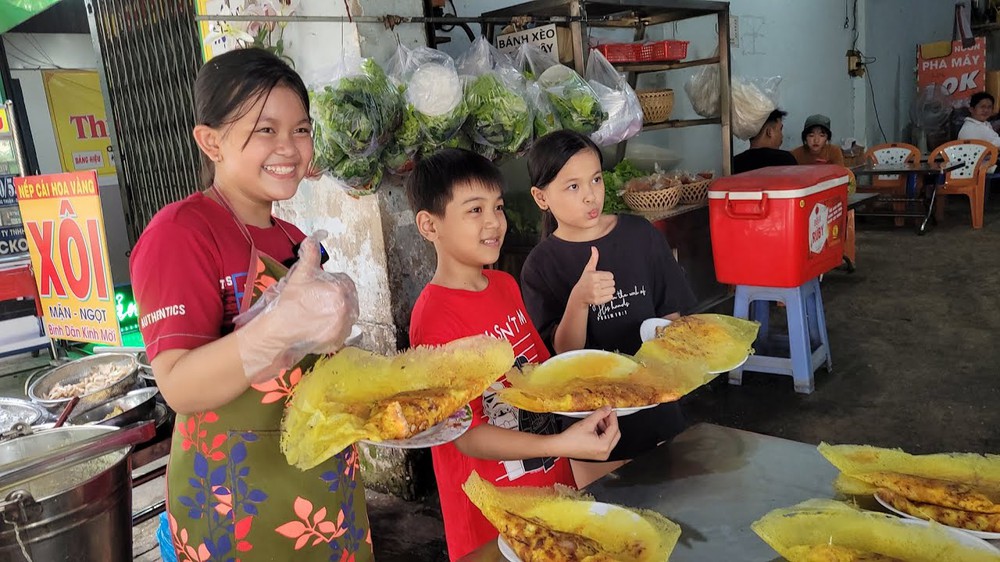 Quán bánh xèo hot nhất Sài Gòn lúc này: Bé gái 11 tuổi đã làm &quot;bếp trưởng&quot;, nghỉ học nuôi 2 em nhỏ mồ côi - Ảnh 8.