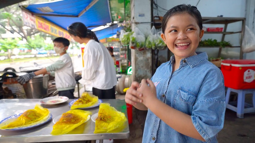 Quán bánh xèo hot nhất Sài Gòn lúc này: Bé gái 11 tuổi đã làm &quot;bếp trưởng&quot;, nghỉ học nuôi 2 em nhỏ mồ côi - Ảnh 3.