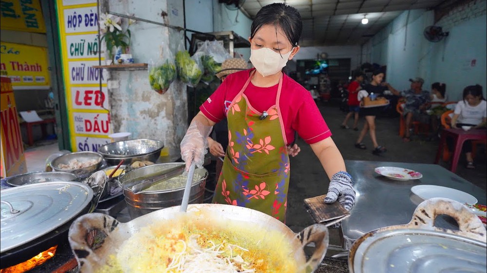 Quán bánh xèo hot nhất Sài Gòn lúc này: Bé gái 11 tuổi đã làm &quot;bếp trưởng&quot;, nghỉ học nuôi 2 em nhỏ mồ côi - Ảnh 2.