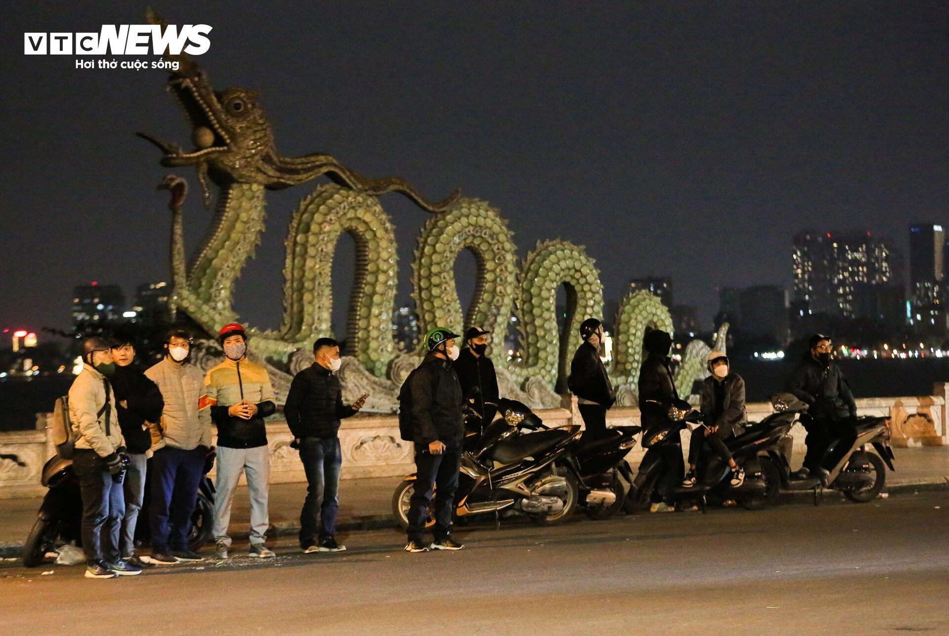 Cảnh sát 141 hóa trang đón lõng các 'quái xế' độ xe, nẹt pô trên phố Hà Nội - Ảnh 2.