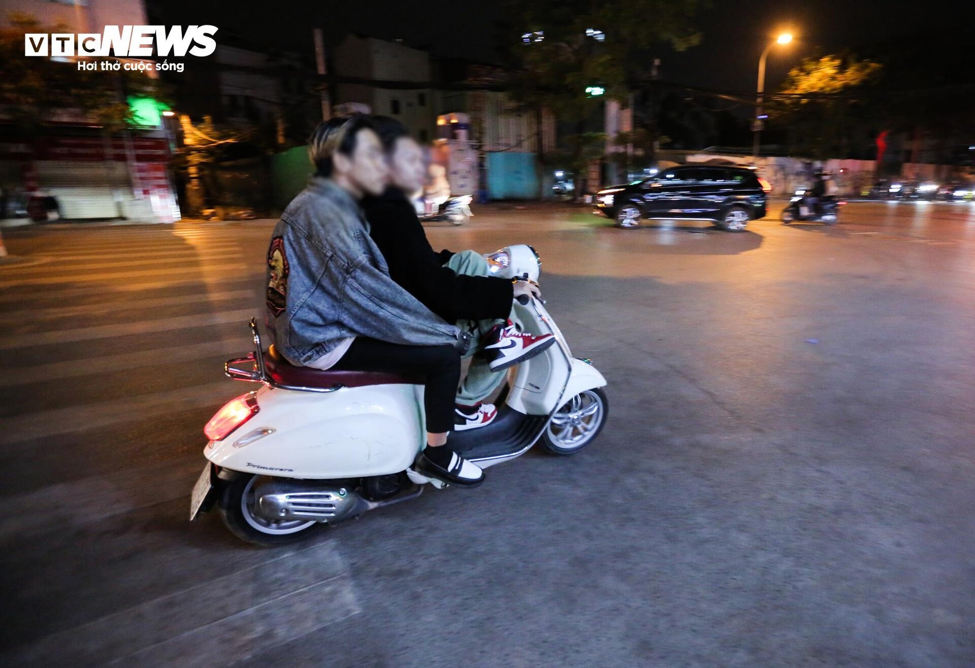 Cảnh sát 141 hóa trang đón lõng các 'quái xế' độ xe, nẹt pô trên phố Hà Nội - Ảnh 1.