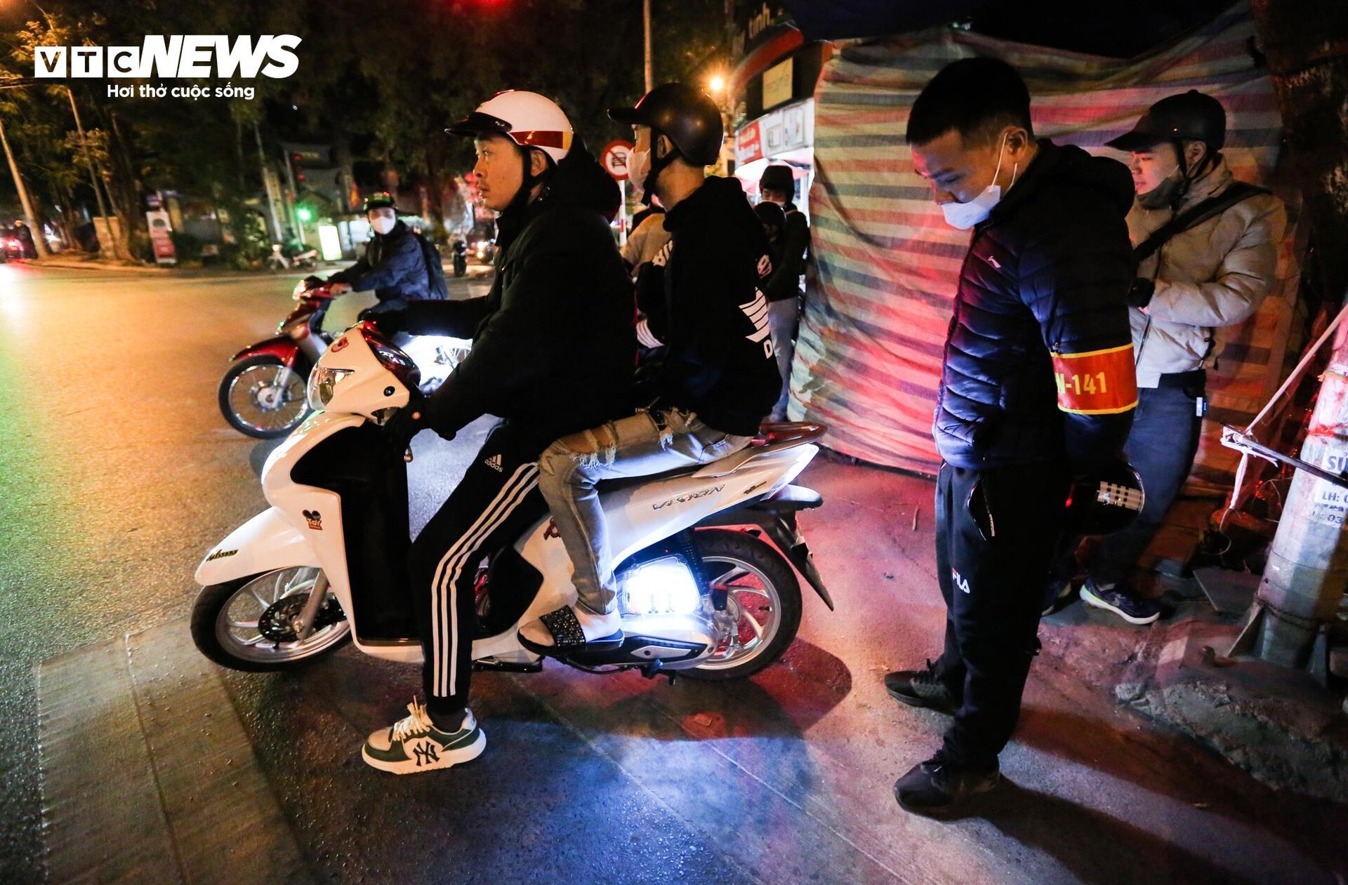 Cảnh sát 141 hóa trang đón lõng các 'quái xế' độ xe, nẹt pô trên phố Hà Nội - Ảnh 13.