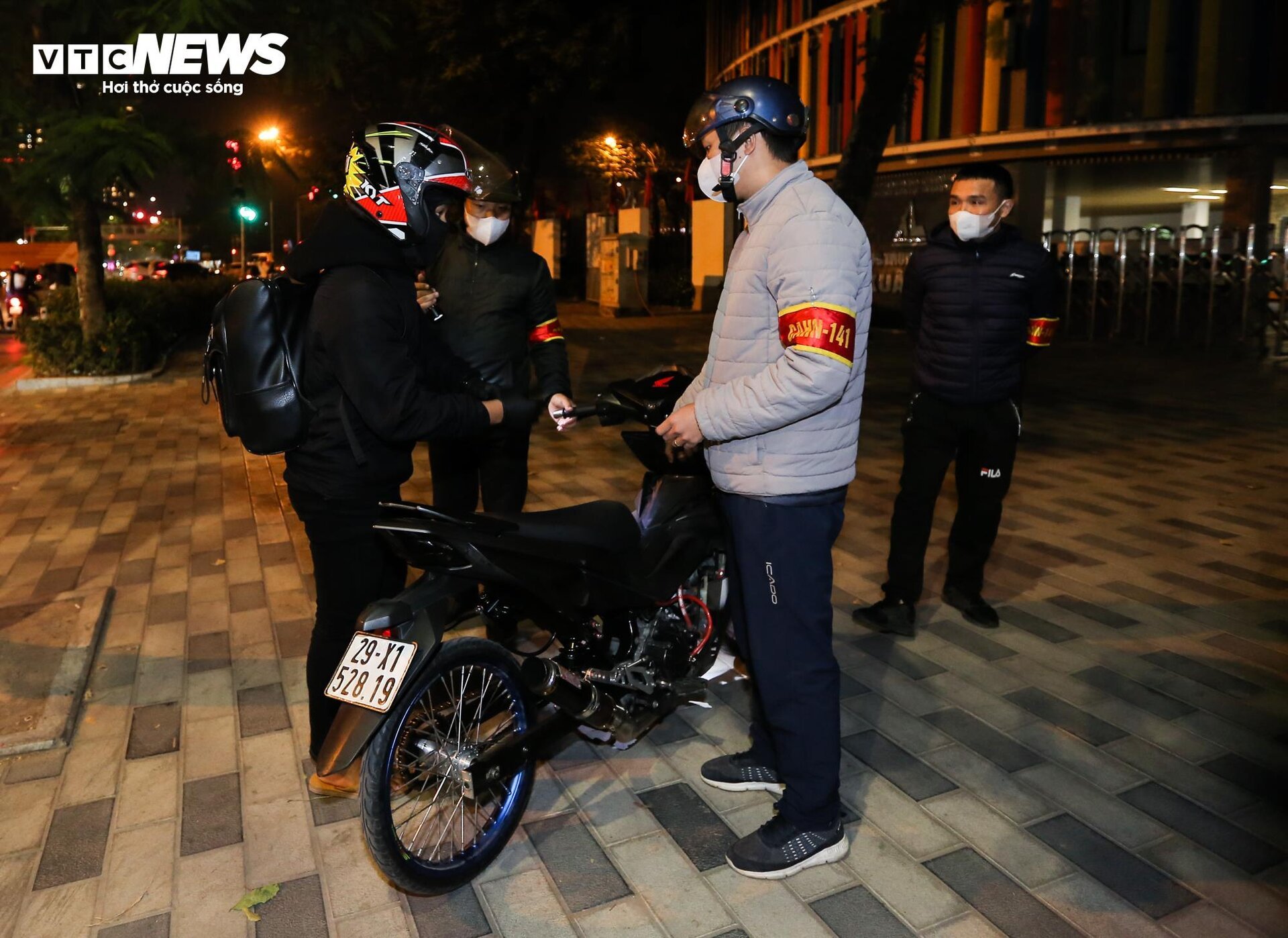 Cảnh sát 141 hóa trang đón lõng các 'quái xế' độ xe, nẹt pô trên phố Hà Nội - Ảnh 7.