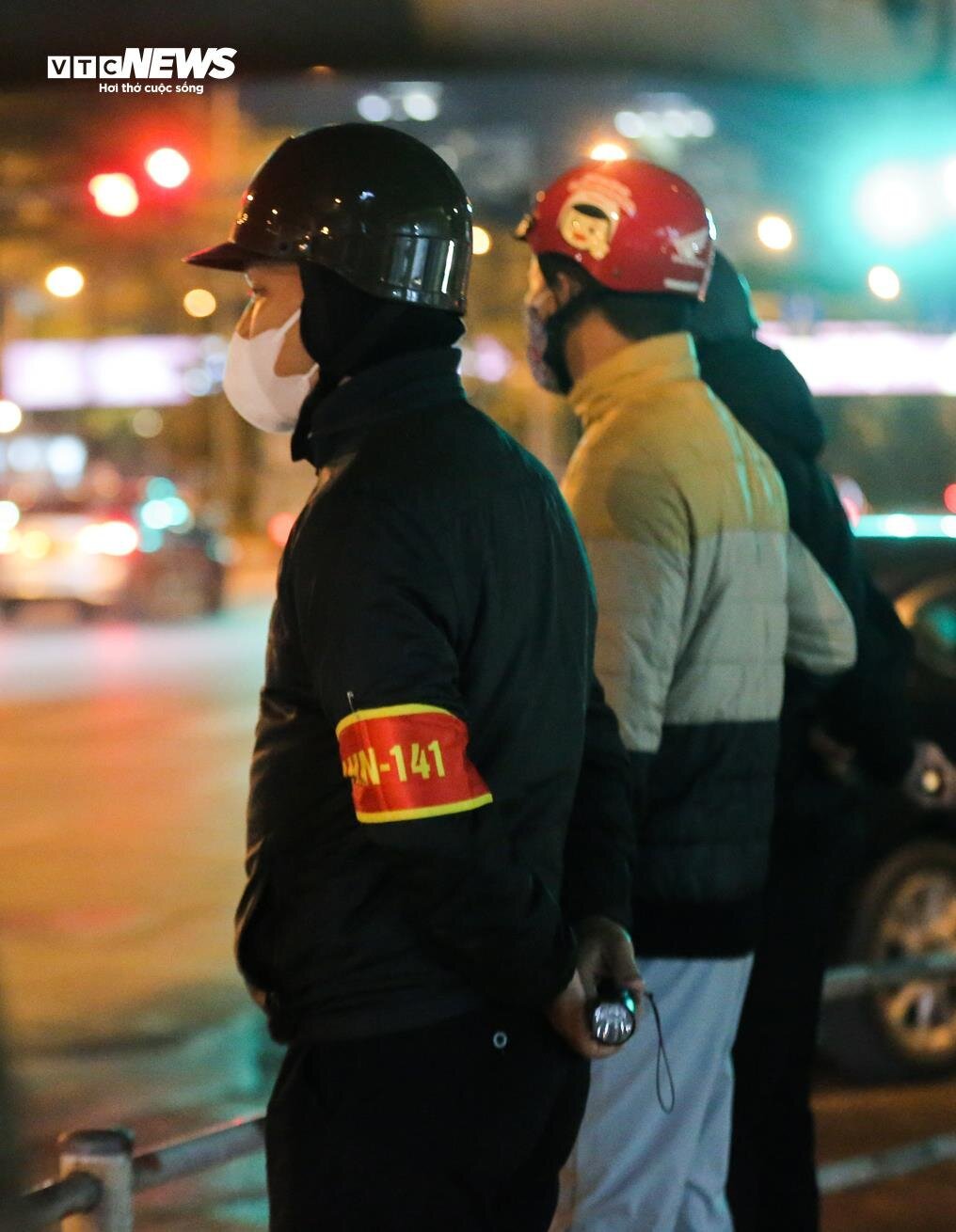 Cảnh sát 141 hóa trang đón lõng các 'quái xế' độ xe, nẹt pô trên phố Hà Nội - Ảnh 3.