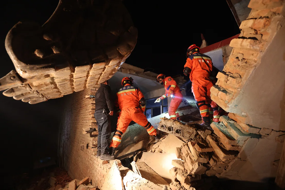 Động đất Cam Túc kinh hoàng nhất ở Trung Quốc gần 10 năm, "72 giờ vàng" bị thách thức nghiêm trọng - Ảnh 2.