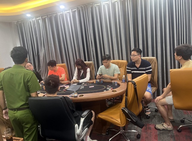 Khởi tố thêm 10 đối tượng vụ sòng bạc núp bóng CLB Poker tại Hà Nội - Ảnh 1.