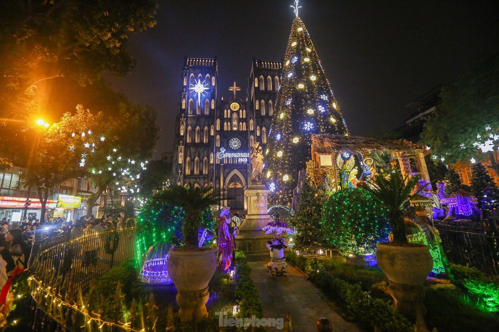 Các nhà thờ lớn ở Hà Nội trang hoàng lung linh chào đón Giáng sinh - Ảnh 1.