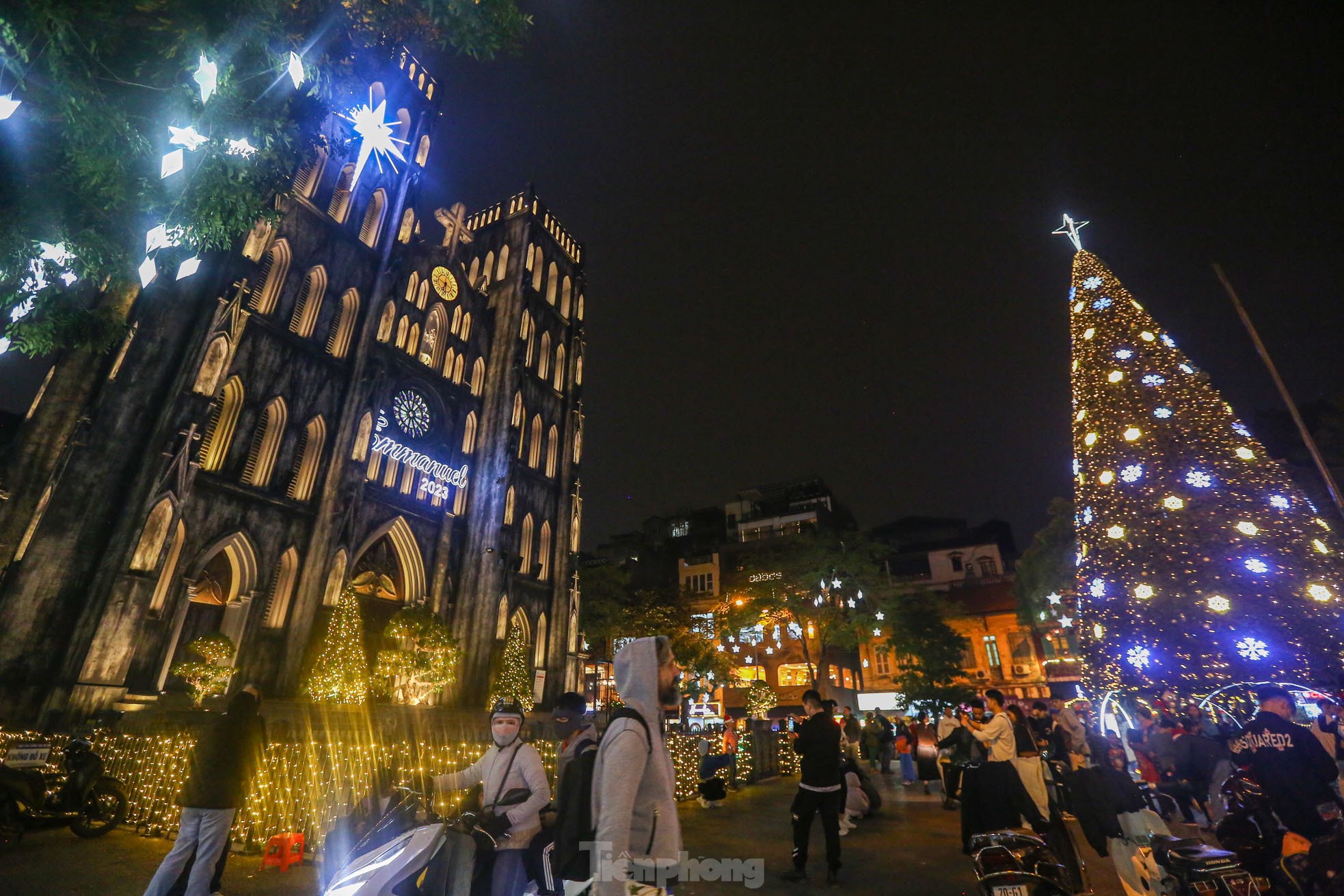 Các nhà thờ lớn ở Hà Nội trang hoàng lung linh chào đón Giáng sinh - Ảnh 2.