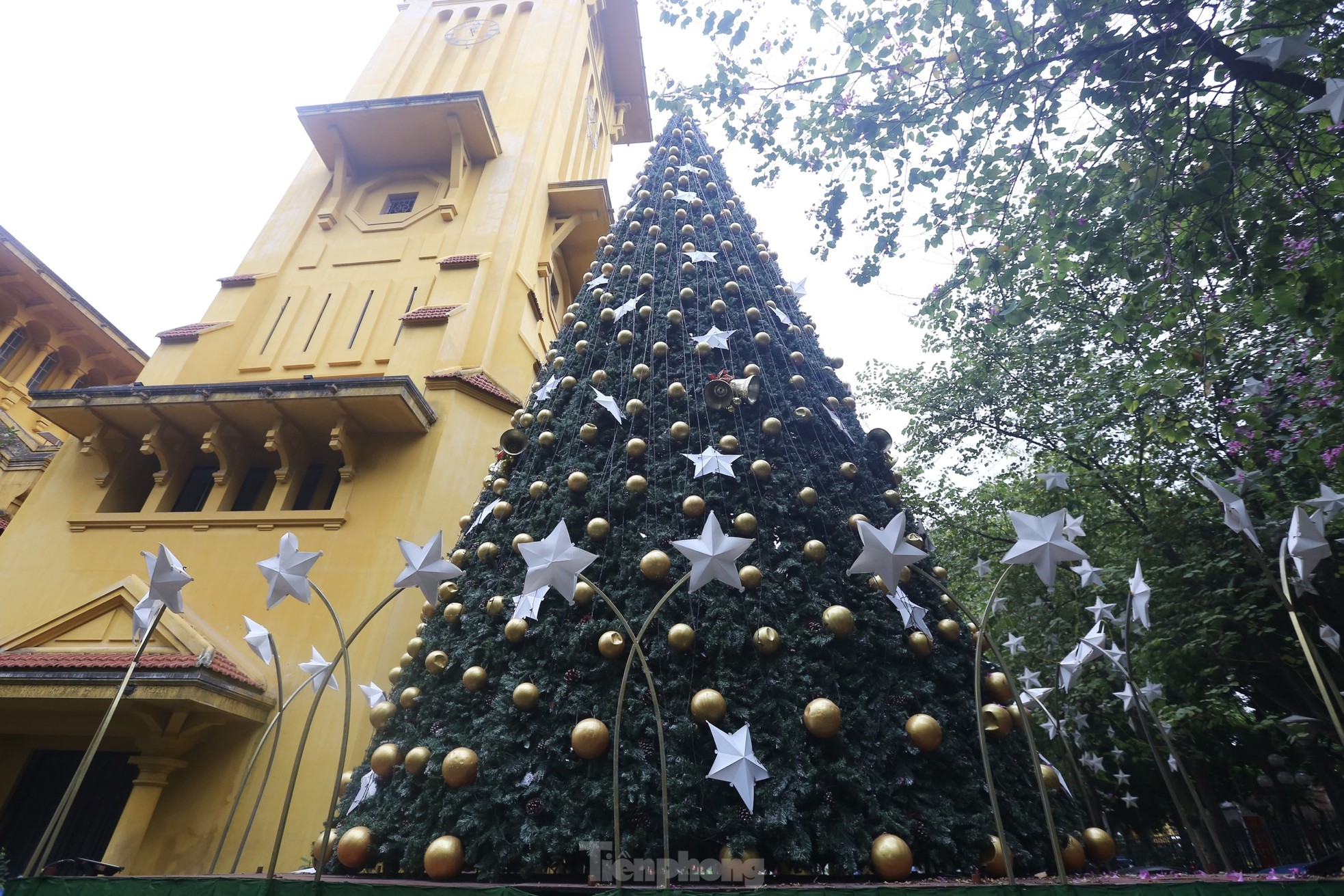 Các nhà thờ lớn ở Hà Nội trang hoàng lung linh chào đón Giáng sinh - Ảnh 6.