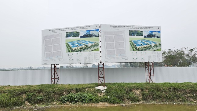 Phân lô, bán nền đất cụm công nghiệp rầm rộ ở huyện ngoại thành Hà Nội - Ảnh 1.