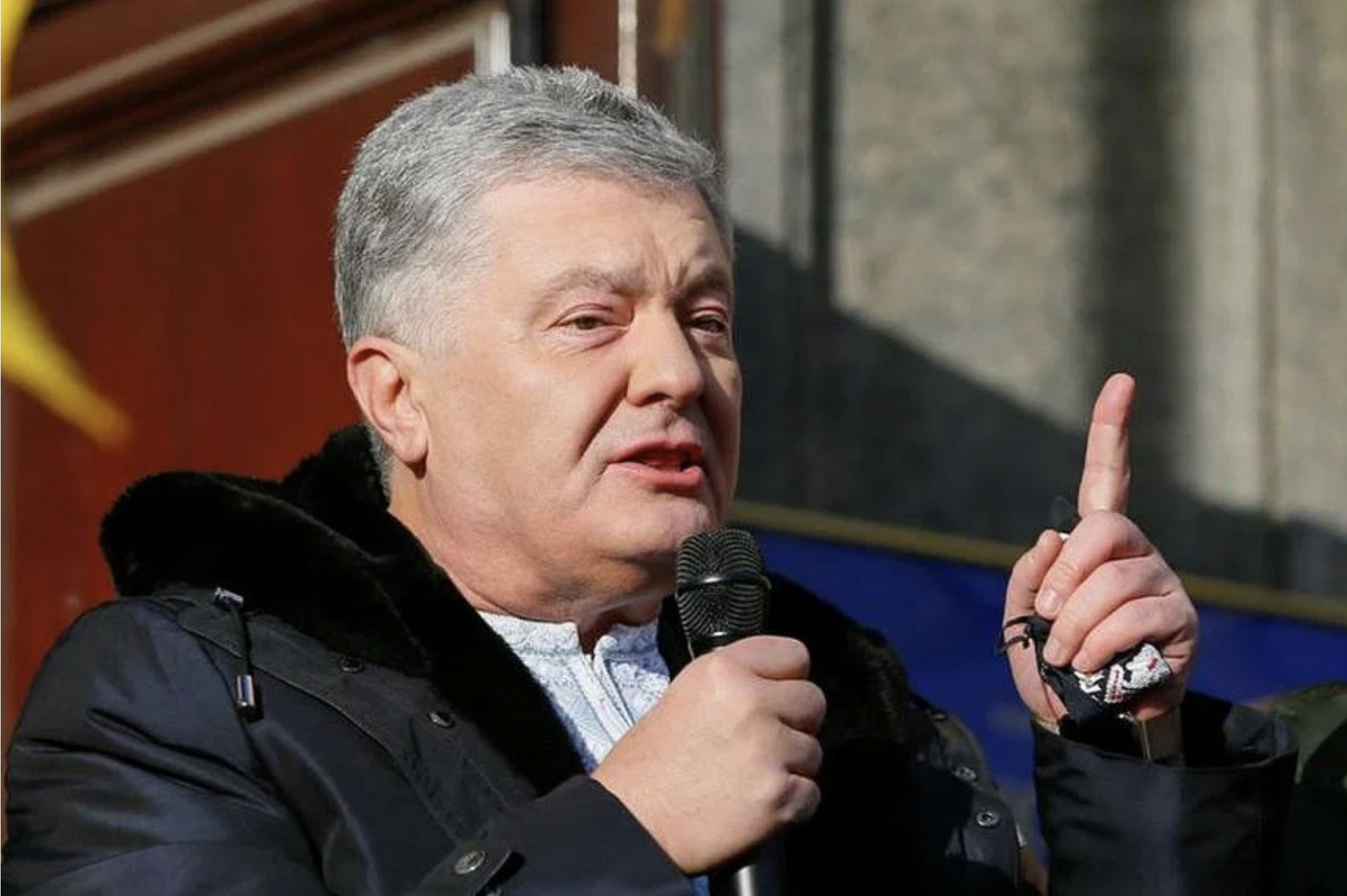 Cựu tổng thống Ukraine bị chặn xuất cảnh - Ảnh 1.