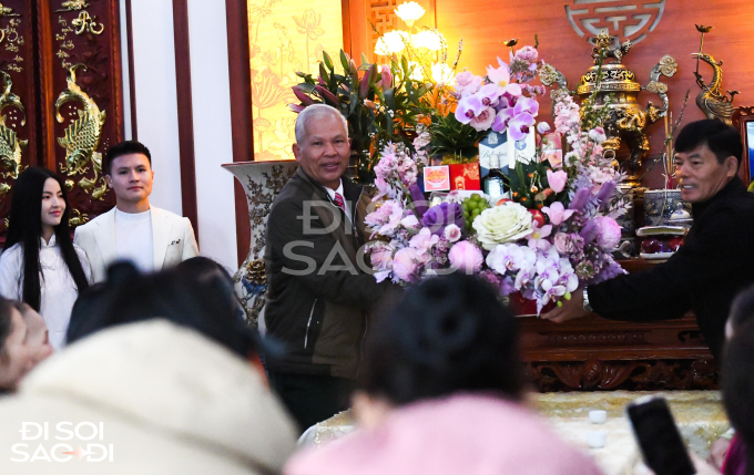 Toàn cảnh lễ dạm ngõ của Quang Hải - Chu Thanh Huyền: Cô dâu chú rể cười tít mắt, nhí nhảnh trước sự chứng kiến của họ hàng - Ảnh 4.