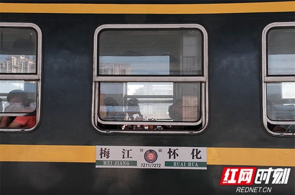Cảm giác “xuyên không” với đoàn tàu độc nhất Trung Quốc: Giữa &quot;kỷ nguyên&quot; tàu cao tốc, hành khách vui vẻ ngồi cùng rau quả, gà vịt, thậm chí cả… lợn - Ảnh 7.
