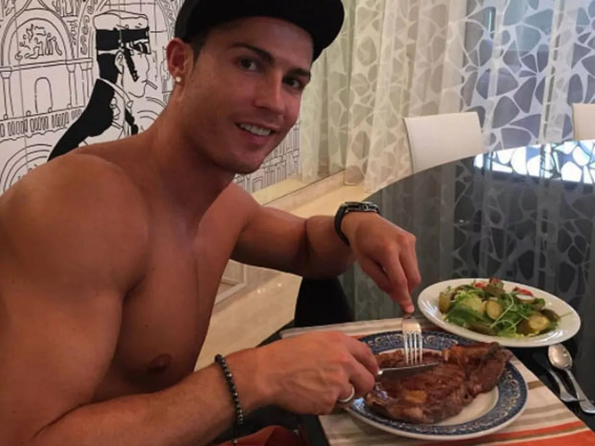 Những &quot;bí mật&quot; trong quá trình tập luyện và nghỉ ngơi giúp Ronaldo tỏa sáng rực rỡ ở tuổi 38 - Ảnh 2.