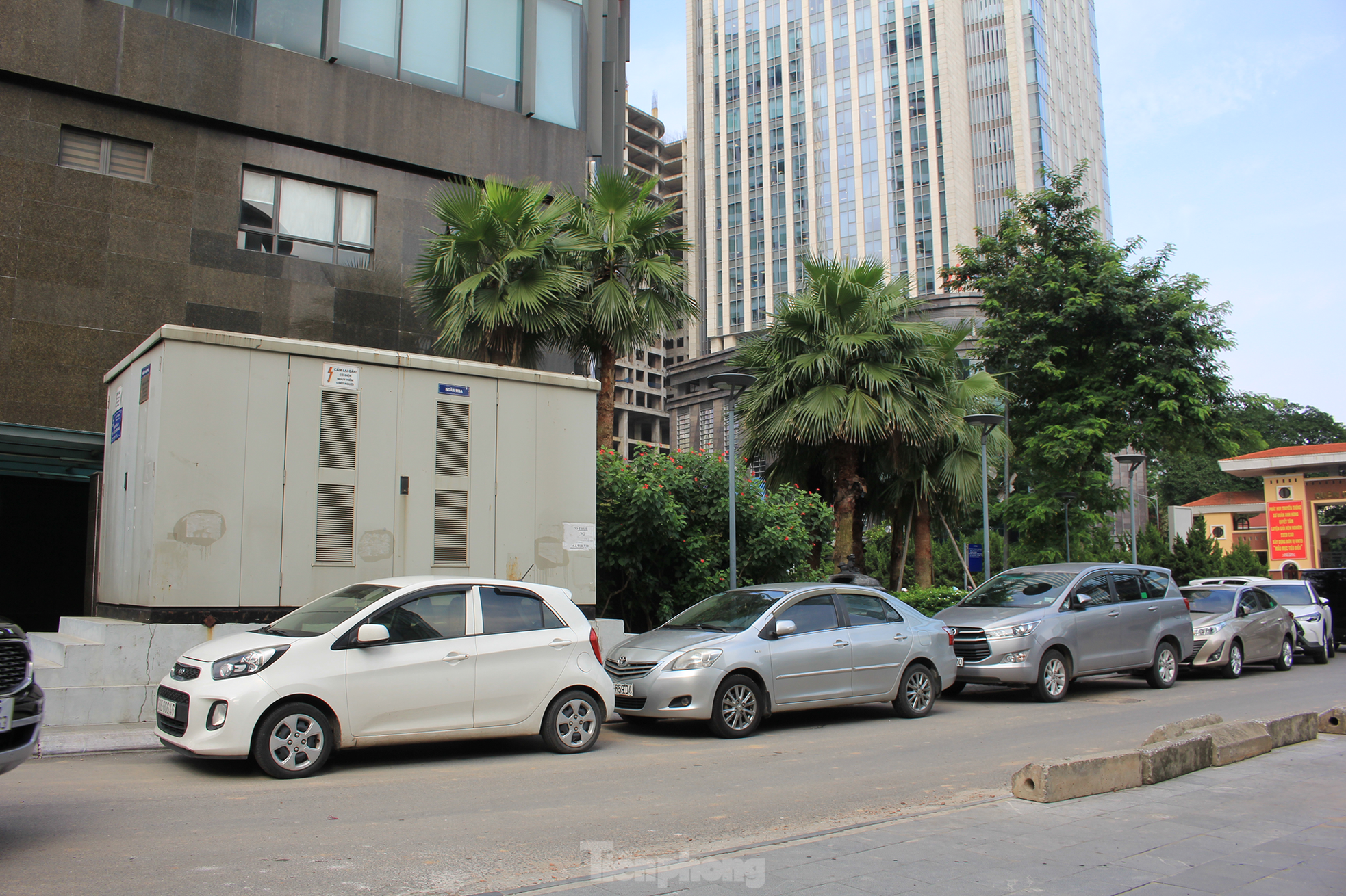 Sắp có kết quả xử lý vi phạm quy hoạch xây dựng cao ốc hai bên đường Lê Văn Lương - Ảnh 11.