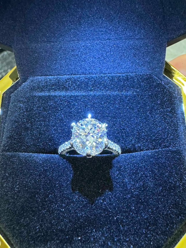 Chiếc nhẫn kim cương to đùng Quang Hải cầu hôn Chu Thanh Huyền đang trở thành đề tài bàn tán rôm rả - Ảnh 3.