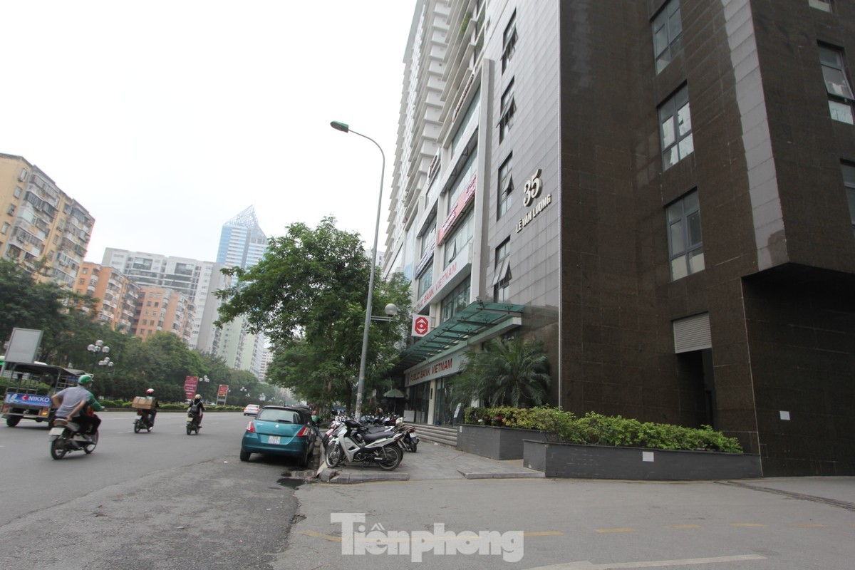 Sắp có kết quả xử lý vi phạm quy hoạch xây dựng cao ốc hai bên đường Lê Văn Lương - Ảnh 2.