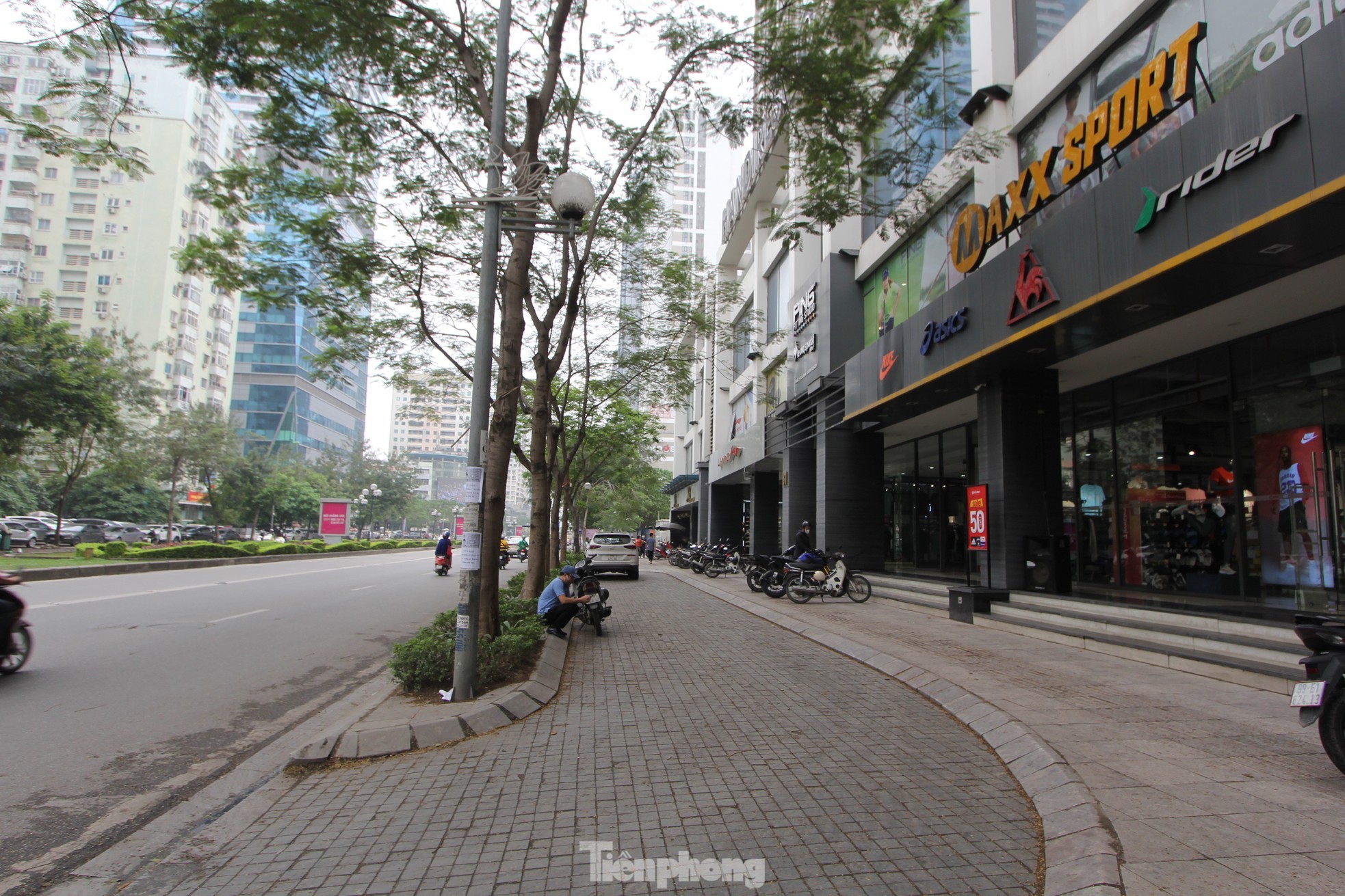 Sắp có kết quả xử lý vi phạm quy hoạch xây dựng cao ốc hai bên đường Lê Văn Lương - Ảnh 7.