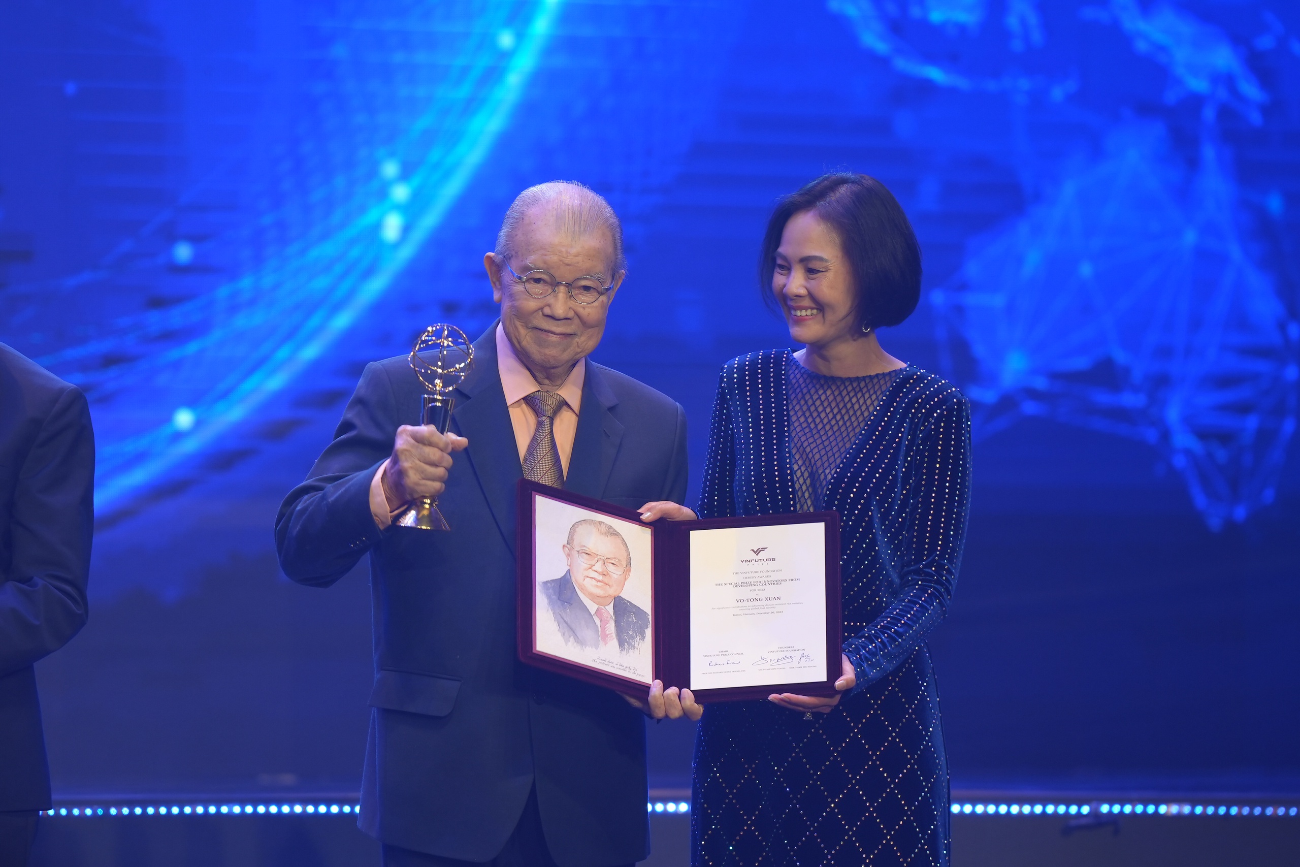 Chính thức lộ diện chủ nhân của giải đặc biệt trị giá 3 triệu USD tại VinFuture 2023 - Ảnh 2. Chính thức lộ diện chủ nhân của giải đặc biệt trị giá 3 triệu USD tại VinFuture 2023 - Ảnh 2.