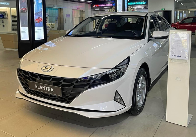 Đại lý xả kho Hyundai Elantra bản Tiêu chuẩn thấp chưa từng thấy: Lần đầu chạm đáy 529 triệu, giá rẻ hơn Accent bản 'full' - Ảnh 1.