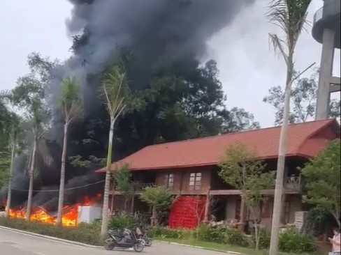 Cháy nhiều xe điện trong khu du lịch nghỉ dưỡng ở Phú Thọ - Ảnh 1.