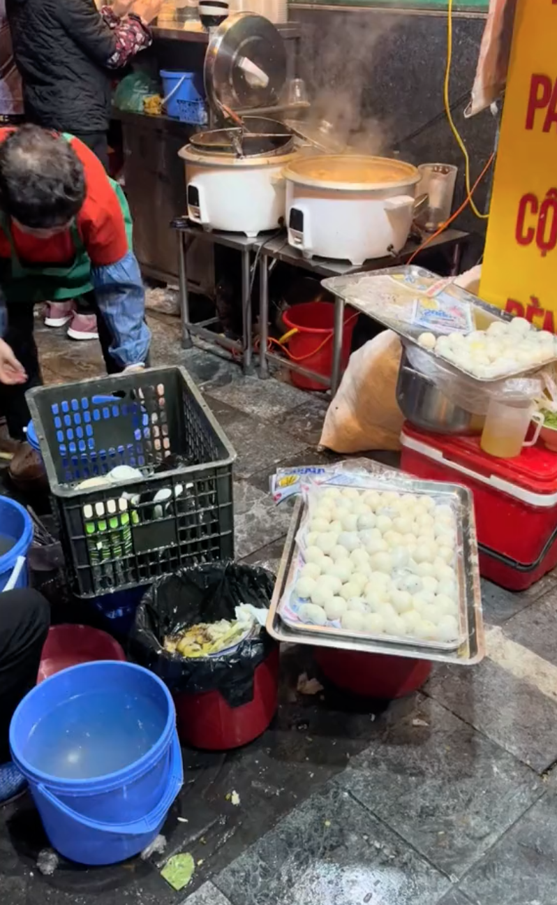 Xôn xao thông tin hàng bánh trôi tàu trên phố cổ Hà Nội rửa bát bẩn, để đồ ăn ngay cạnh thùng rác- Ảnh 1.