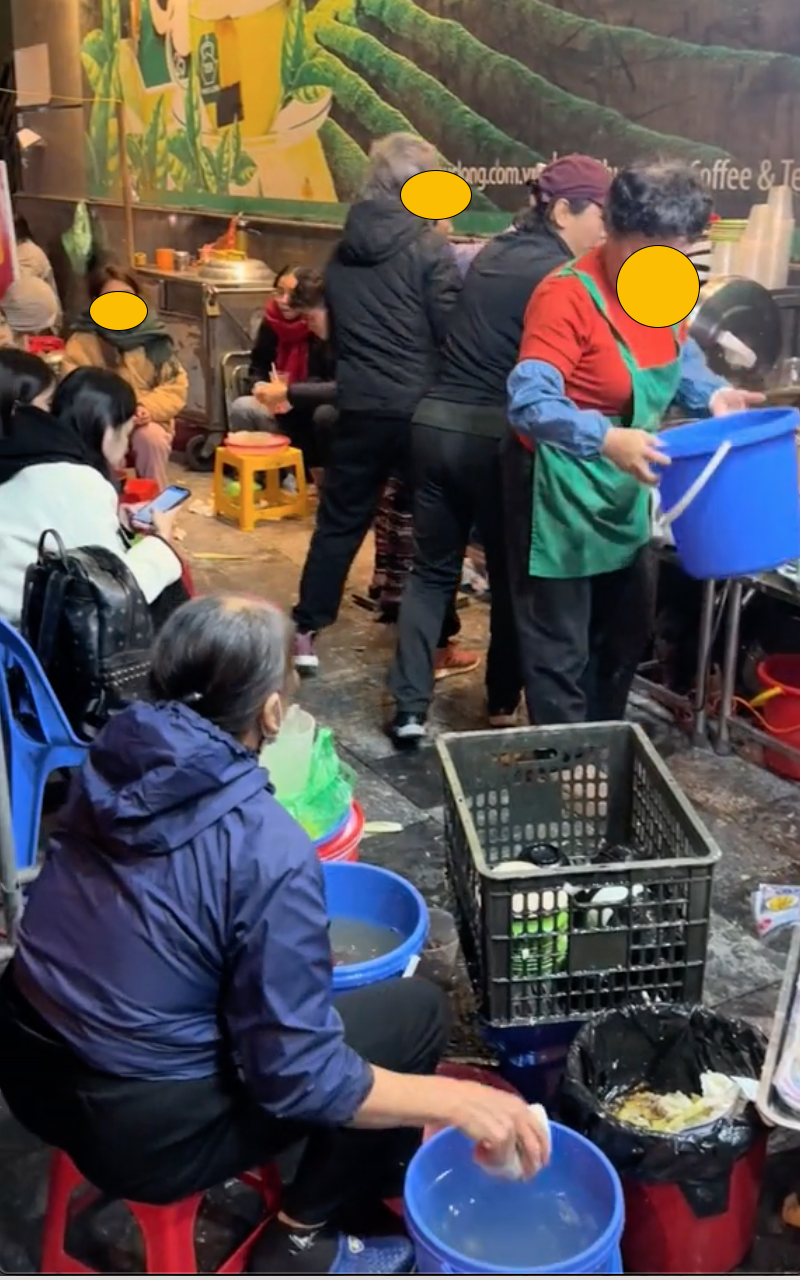 Xôn xao thông tin hàng bánh trôi tàu trên phố cổ Hà Nội rửa bát bẩn, để đồ ăn ngay cạnh thùng rác- Ảnh 2.
