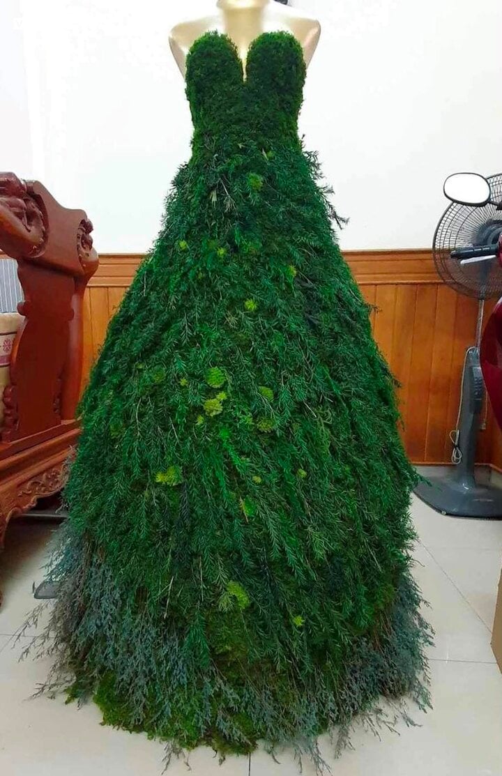 Hàng độc mùa Giáng sinh: Chiếc váy làm từ rêu giá hơn 20 triệu đồng - Ảnh 2.