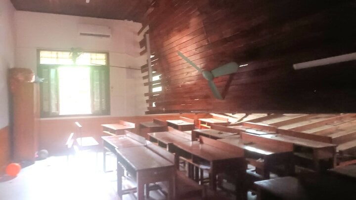 Hiện trường sập trần gỗ lớp học ở Nghệ An, 2 học sinh cấp cứu - Ảnh 2.
