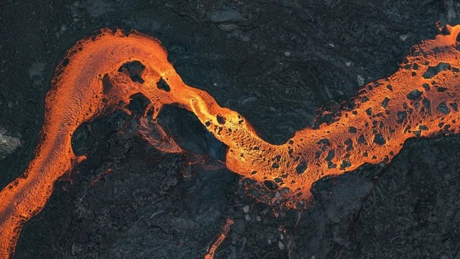 Những bức ảnh kinh hoàng về núi lửa phun trào tại Iceland - Ảnh 6.