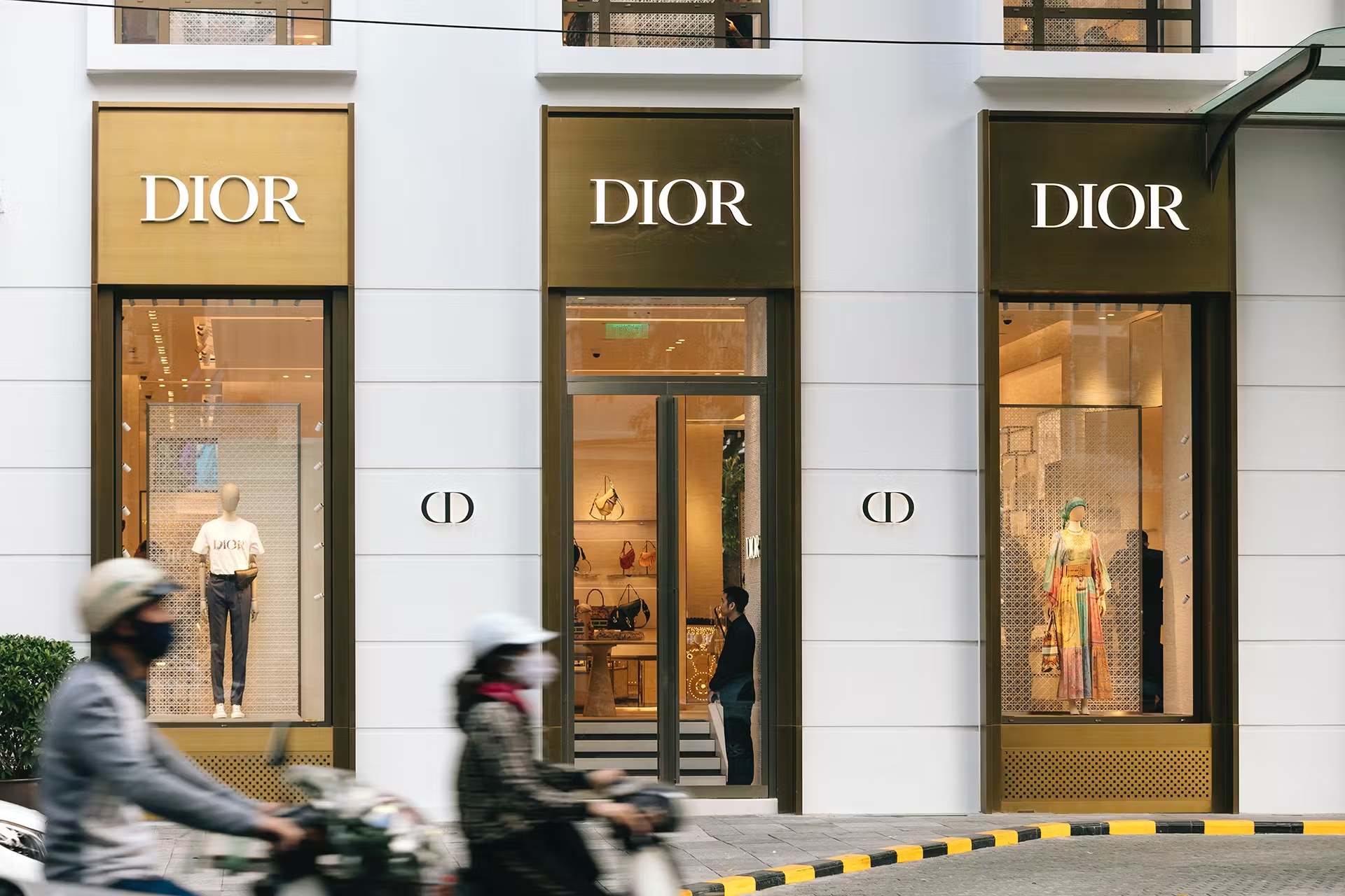 Bức tranh đối lập trên khu phố sang xịn nhất Hà Nội: Nơi được Dior, Louis Vuitton săn đón, nơi phố đi bộ cắt qua giá thuê chỉ còn 1/4 - Ảnh 1.