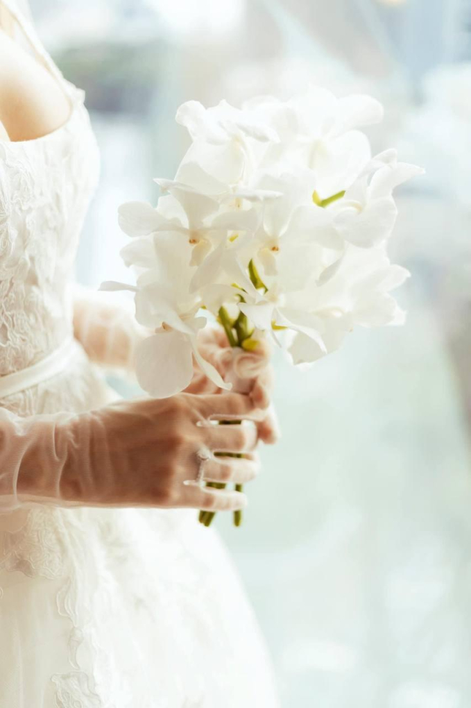 Diễm My 9X dùng 3 bó hoa ngày cưới: 1 bó chưa được cô dâu Vbiz nào dùng, ý nghĩa loài hoa cầm vào lễ đường mới đặc biệt - Ảnh 3.